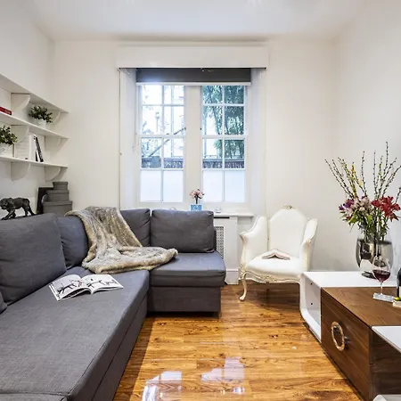 Bright Warwick Chambers Apartment